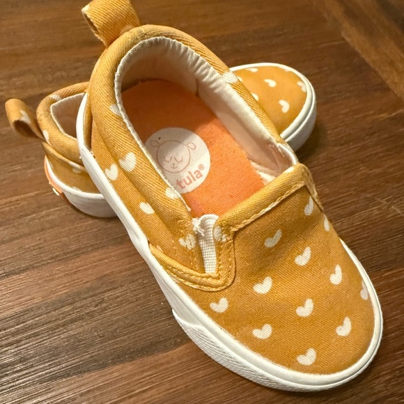 TULA Toddler Girl Slip On Canvas Shoes, Yellow with White Hearts, size 5 - Picture 2 of 7